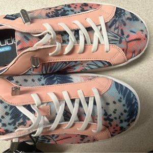 nWT Hey Dudes sneaker size 9